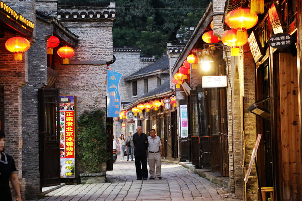 A 3-Day, 2-Night Food Trip to Zhenjiang | The Three Oddities of Zhenjiang, Pot Lid Noodles, Marinated Pork, Pufferfish Banquet, Xijin Ferry, and the China Vinegar Culture Museum
