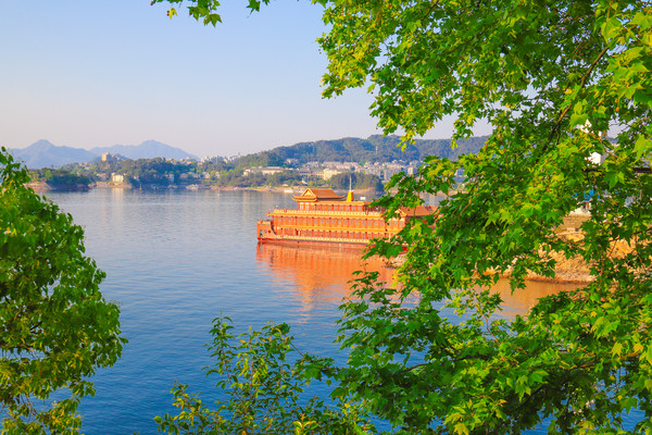 Stepping into the Poetic Beauty of Thousand Island Lake: A Journey Through a Living Painting