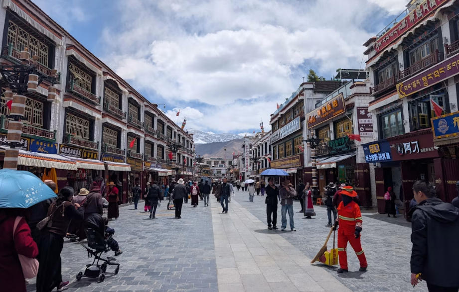 Barkhor Street (Ba Guo Jie)